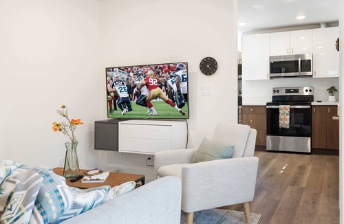 Northgate House | Modern 2025 Retreat with Triple AC in Quiet Area