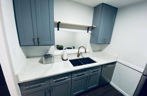 North Houston Condo | Modern 2B | Free Parking + Wi-Fi | Near IAH & DT