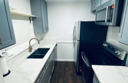North Houston Condo | Modern 2B | Free Parking + Wi-Fi | Near IAH & DT