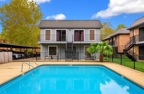 North Houston Condo | Modern 2B | Free Parking + Wi-Fi | Near IAH & DT