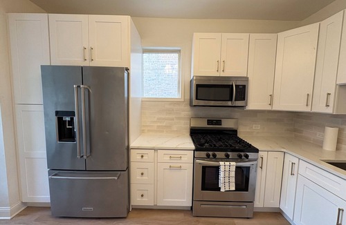 Irving Park East House | Modern 2B Irving Park Gem/Sleeps 5