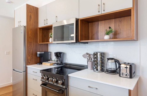 Minor House | Modern 2B2B w/Rooftop Walk to CapHill 6 Guests
