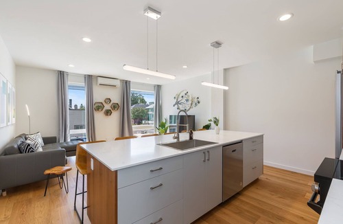 Minor House | Modern 2B2B w/Rooftop Walk to CapHill 6 Guests
