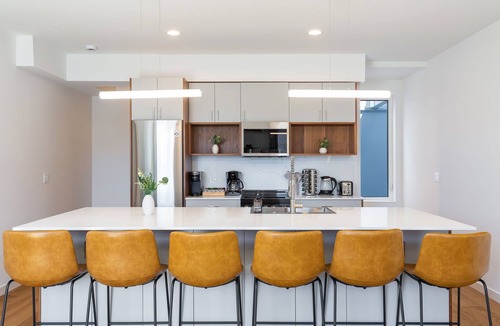 Minor House | Modern 2B2B w/Rooftop Walk to CapHill 6 Guests