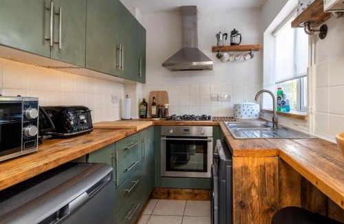 Grasby House | Modern 2BD Victorian Home Near Town Centre