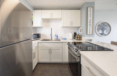 McCully - Moiliili Condo | Modern 2bdrm condo in Waikiki with full kitchen and convenient free parking.