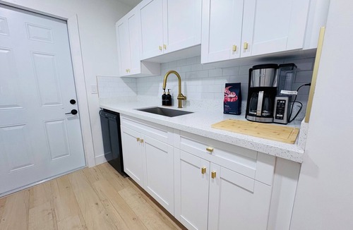 Highland Garden Apartment | Modern 2BDx2BTH in HOLLYWOOD with Parking, Washer Drier, AC, High Speed WIFI