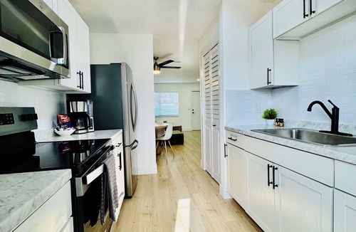Highland Garden Apartment | Modern 2BDx2BTH in HOLLYWOOD with Parking, Washer Drier, AC, High Speed WIFI