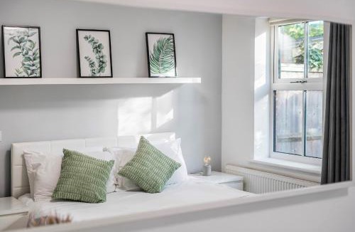 Walton-on-Thames House | Modern 2BED House w Parking Walton - Pass the Keys