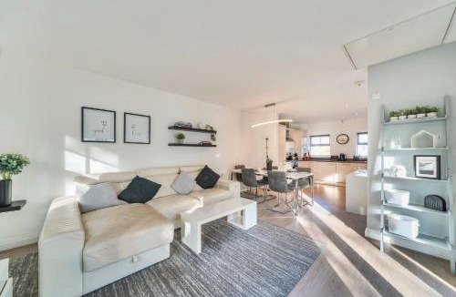 Walton-on-Thames House | Modern 2BED House w Parking Walton - Pass the Keys