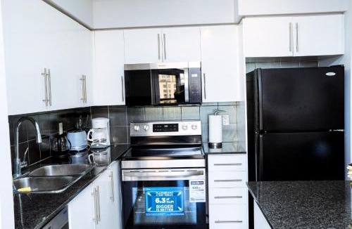 Downtown Mississauga Apartment | Modern 2BR 2 Bath Condo with Pool, Parking, Near YYZ and MAJOR INTERNATIONAL SPORTING EVENT