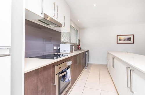 Turner Apartment | Modern 2BR 2BA Apartment Close to City and ANU - Hosted by Canstay