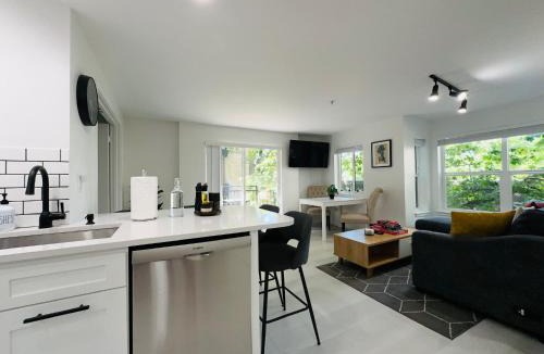Belltown Apartment | Modern 2Br-2Ba Belltown Condo with Free Garage Parking