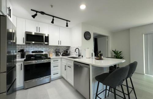 Belltown Apartment | Modern 2Br-2Ba Belltown Condo with Free Garage Parking