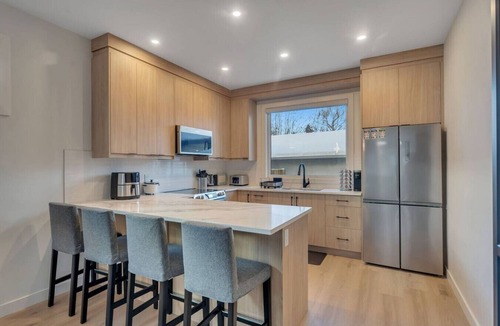 Shaganappi House | Modern 2BR/2BA Suite: 5-Min Walk to LRT & Golf with Garage Parking