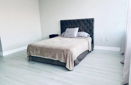 North Miami Beach Apartment | MODERN 2BR 2BA CONDO near AVENTURA! Wi-Fi! Parking