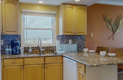 Treasure Island Condo | Modern 2Br/2Ba Beachfront Condo with an Incredible View. Amenities, Pool, Beautiful Beach