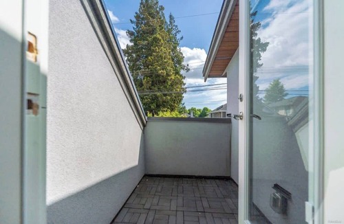 Sunset House | Modern 2BR 2BA Vancouver Suite