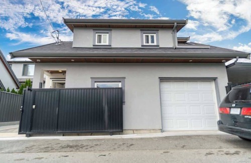Sunset House | Modern 2BR 2BA Vancouver Suite