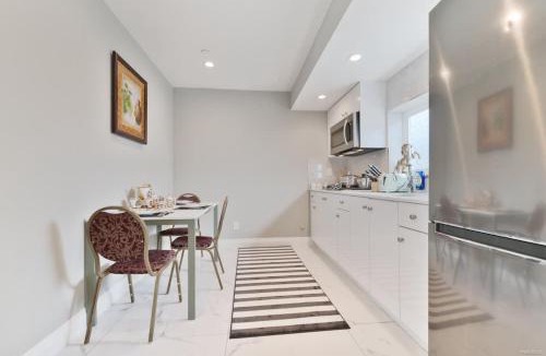 Sunset House | Modern 2BR 2BA Vancouver Suite