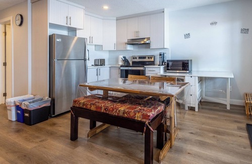 Springbank Apartment | Modern 2BR 2BA Walkout Basement Suite Crestmont SW