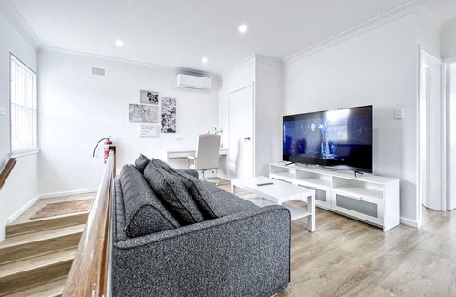 Ingleburn Apartment | Modern 2BR Apartment in Ingleburn | Walk to Station, Shops & Dinning