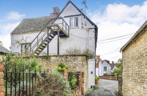 Melksham Apartment | Modern 2BR Apartment | Central Melksham Location
