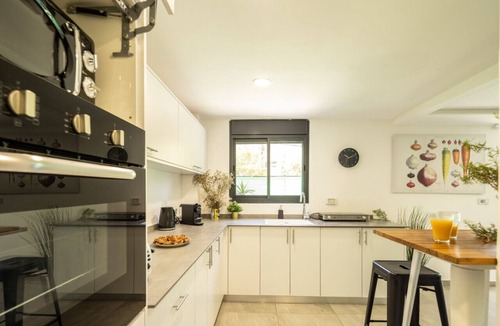 Haifa Apartment | Modern 2BR Apartment Near Baháʼí Gardens – Haifa