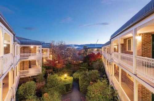 Manuka Apartment | Modern 2BR Apartment/Parking in Griffith