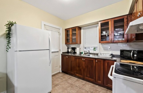 East Windsor House | Modern 2BR Apartment | Parking & WiFi
