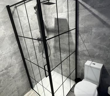 Wick Apartment | Modern 2BR Apartment - Sleeps 4 - Parking & Pets - Coast Serviced Apartments - Enquire for Trade & Long stays