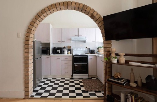 Bondi Beach Apartment | Modern 2BR Boho Apt One Block From The Beach