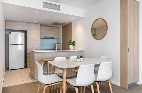 Broadbeach Condo | Modern 2BR Broadbeach - Ocean & Hinterland Views