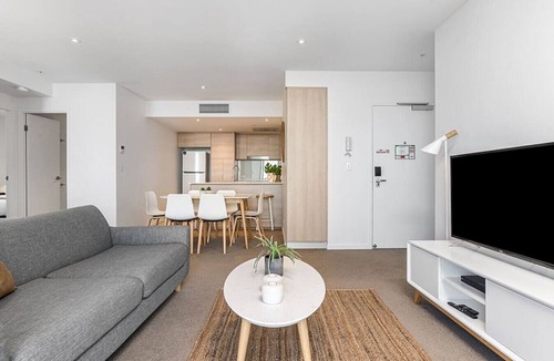 Broadbeach Condo | Modern 2BR Broadbeach - Ocean & Hinterland Views