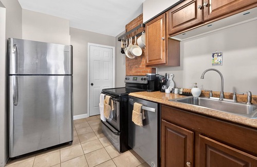 Bexley House | Modern 2BR Broadleigh Gem, Bright & Stylish