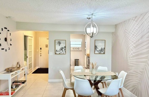 Sunny Isles Beach Apartment | Modern 2BR condo, 5 min walk to the beach w/Heated Pool and free parking spot