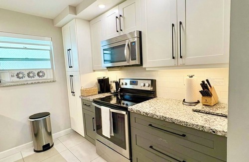 Sunny Isles Beach Apartment | Modern 2BR condo, 5 min walk to the beach w/Heated Pool and free parking spot