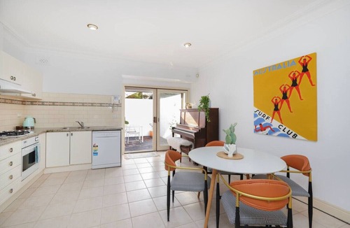 North Melbourne House | Modern 2BR City Home w/Backyard 2 Mins Walk to Queen Vic Market Free Tram Zone Fast WiFi Hotel-Grade Linen Full Kitchen Perfect for Families & Business Travel