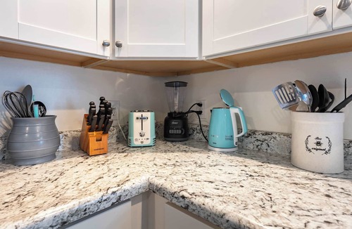 Near Northside Apartment | Modern 2BR City-Center | Downtown + Parking + WiFi