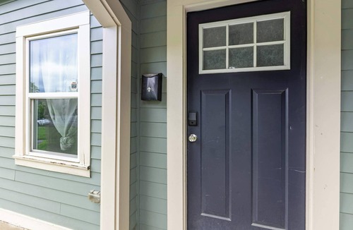 Near Northside Apartment | Modern 2BR City-Center | Downtown + Parking + WiFi