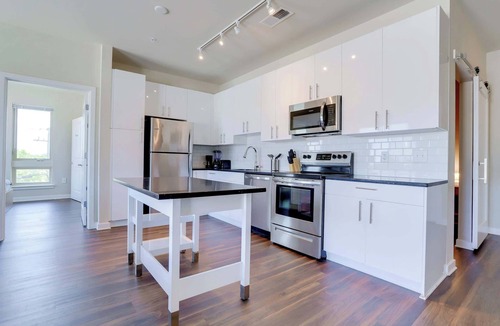 Groveton Apartment | Modern 2BR + Den with Balcony & Gym
