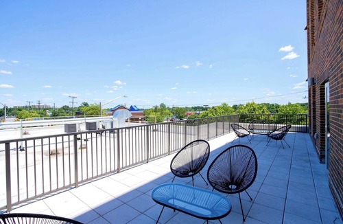Groveton Apartment | Modern 2BR + Den with Balcony & Gym