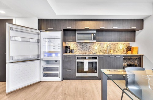 Grange Park Condo | Modern 2BR Downtown Toronto Condo | Near Queen St & Univ Ave | Work-Friendly