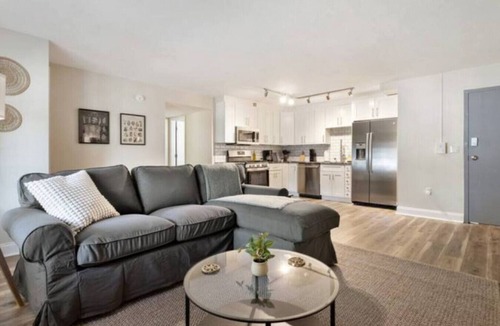 East Liberty Apartment | Modern 2BR East Liberty Apt | Parking Smart TV CMU