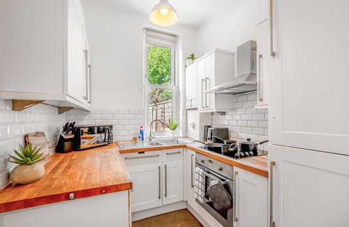 Croham Apartment | Modern 2BR Flat|Terrace|Free Parking|Rail Station