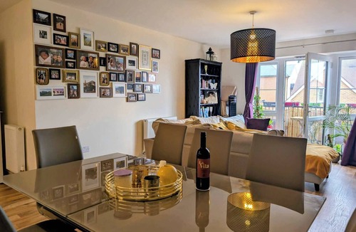 Hersham Apartment | Modern 2BR Flat | Parking | Balcony | WiFi