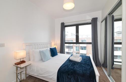 Royal Docks Apartment | Modern 2BR flat with Balcony in East London - Pass the Keys