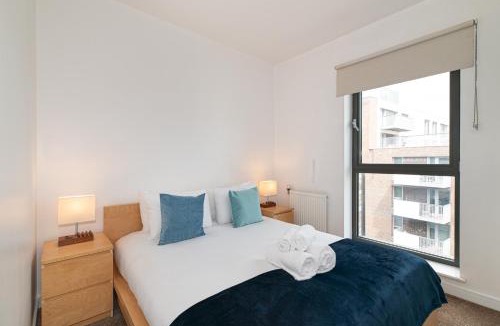 Royal Docks Apartment | Modern 2BR flat with Balcony in East London - Pass the Keys