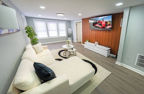 Cicero House | Modern 2BR Gem Free Parking/10 min Midway Airport/15 min Dtwn
