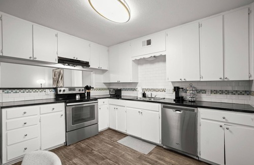 Highland Apartment | Modern 2BR Gem - King Beds - 1G Wi-Fi - Crestview